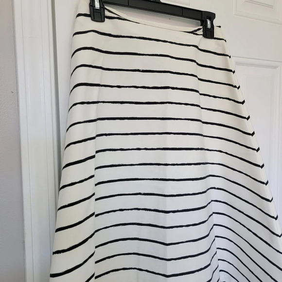 Elizabeth And James Back And White Striped A Line Back Zip Full Skirt Size 4 - Picture 2 of 9